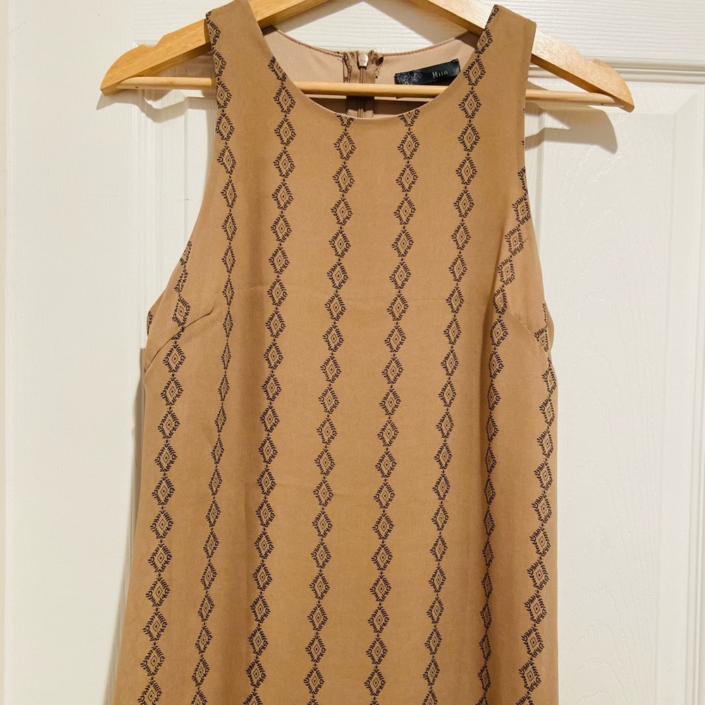 Miin Sleeveless Tan Printed Shift Dress
